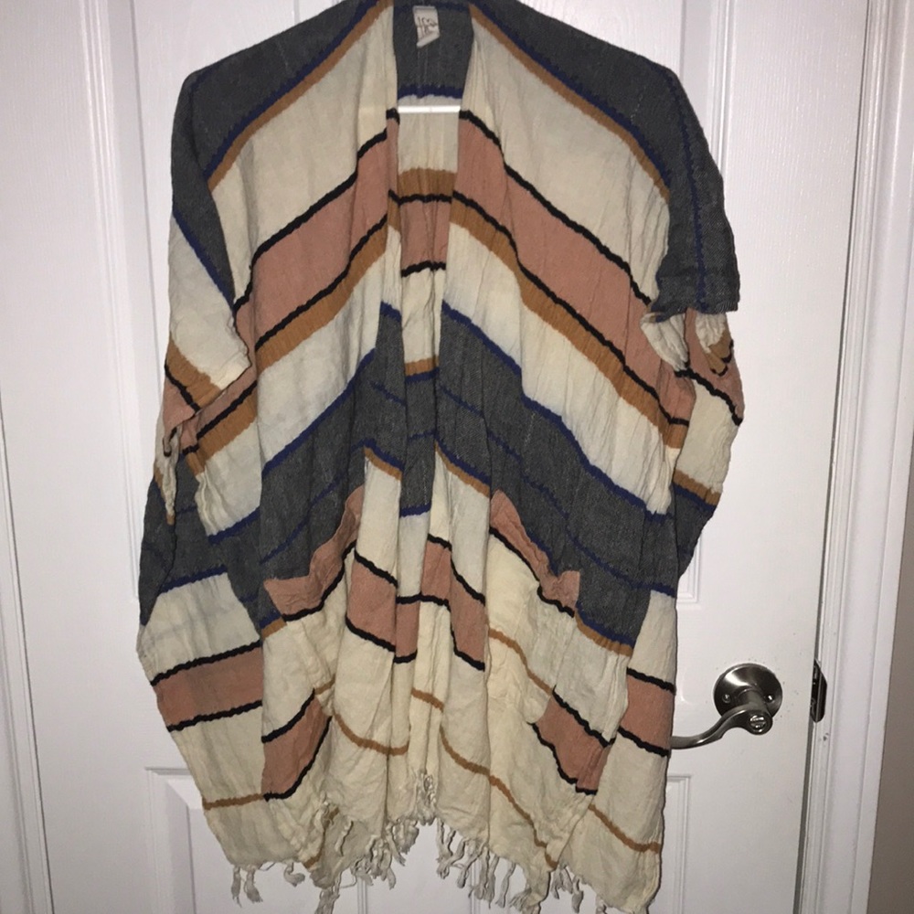 Super cute shall with pockets